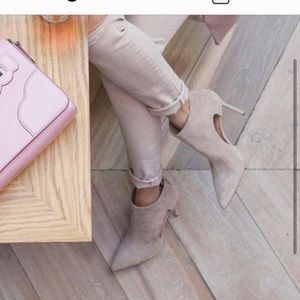 Beautiful Chic Pour La Victoire
Soft Kid Suede Booties size 9.5